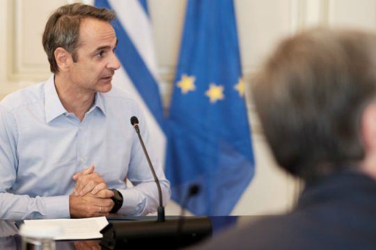 Ανησυχία στην κυβέρνηση για τα κρούσματα – Ευρεία σύσκεψη στο Μαξίμου