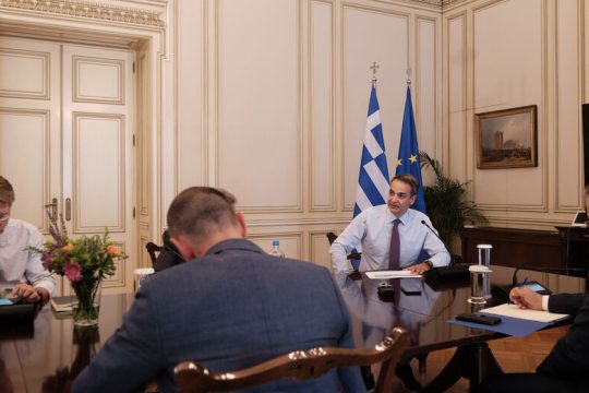 Τρέχουν να προλάβουν το δεύτερο κύμα