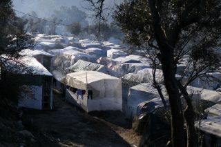 Εύσημα και δολάρια για τον κορονοϊό στις προσφυγικές δομές από Τζέφρι Πάιατ