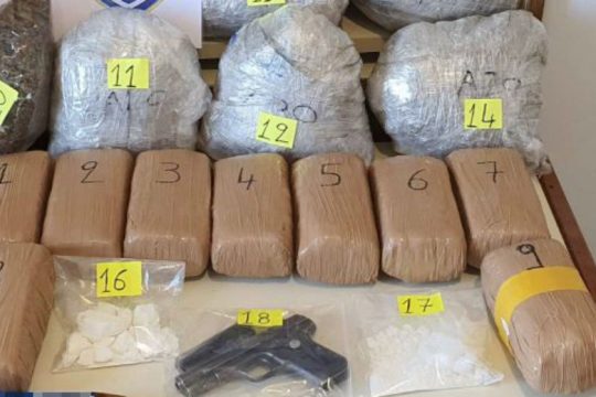 Συνέλαβαν στο λιμάνι Χανίων 30χρονη με ναρκωτικά και όπλο