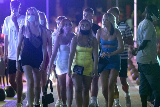 «Αγκαλιά» με τον κορονοϊό η νεολαία της Ευρώπης