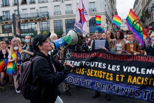 Gay pride στο Παρίσι με αίτημα την αντιμετώπιση του ρατσισμού