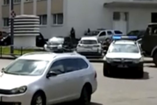Άνδρας με χειροβομβίδα κρατά όμηρο αστυνομικό στην Ουκρανία