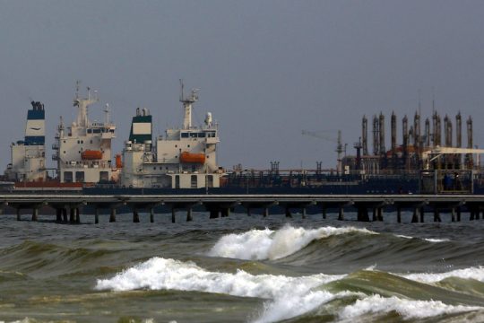 Πώς η Κίνα κατάφερε να αποθηκεύσει 73 εκατ. βαρέλια πετρελαίου μέσα στην πανδημία