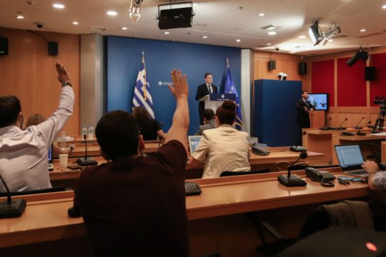 Απαγορεύουν τα πανηγύρια, ανοίγουν τα σύνορα για Βρετανούς και Σουηδούς