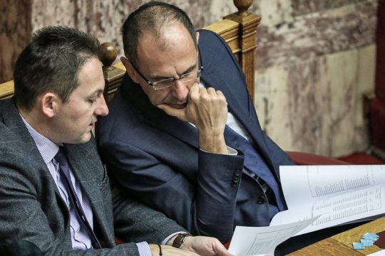 Το σενάριο του ανασχηματισμού με τα «μπάνια του λαού»