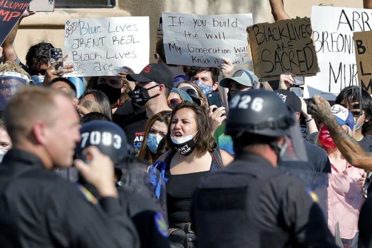 Η αστυνομία του Φίνιξ σκότωσε άνδρα σε παρκαρισμένο όχημα, προκαλώντας νέες διαδηλώσεις