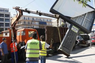 Ξανακρεμάνε τις… παράνομες διαφημιστικές υπαίθριες πινακίδες