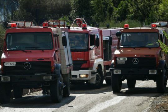 Προληπτική εκκένωση οικισμού κοντά στην Κάρυστο – φωτιά και στην Αχαΐα