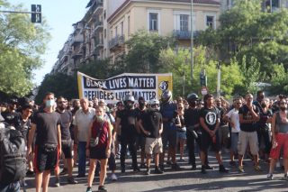 Ξύλο στους αντιφασίστες, πλάτες στους φασίστες στην πλατεία Βικτωρίας