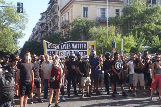 Ξύλο στους αντιφασίστες, πλάτες στους φασίστες στην πλατεία Βικτωρίας