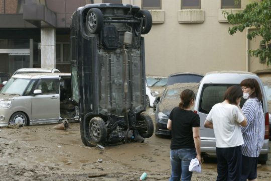 Δεκάδες νεκροί και τραυματίες από πλημμύρες στην Ιαπωνία