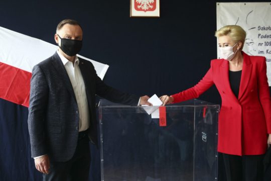 Θρίλερ στην Πολωνία δίνουν τα exit polls