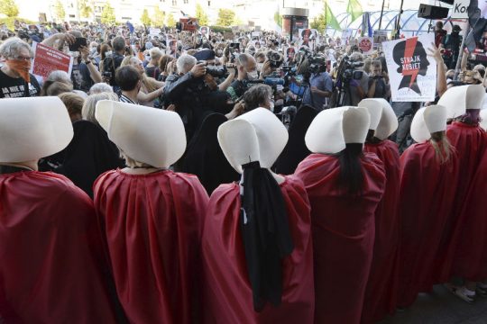 Αποχώρηση από την ευρωπαϊκή σύμβαση προστασίας των γυναικών σχεδιάζει η Πολωνία