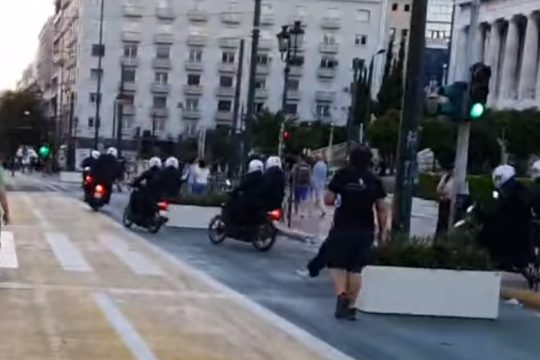 Η νέα εποχή Χρυσοχοΐδη: Αστυνομικοί πέφτουν με τις μηχανές σε διαδηλωτές [βίντεο]