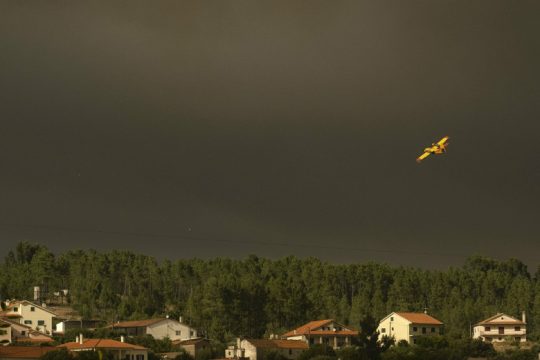 Μαίνεται ανεξέλεγκτη η μεγάλη πυρκαγιά στην Πορτογαλία
