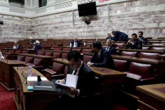 «Κοινωνικά μηνύματα» με ξαναζεσταμένες… αποκαλύψεις