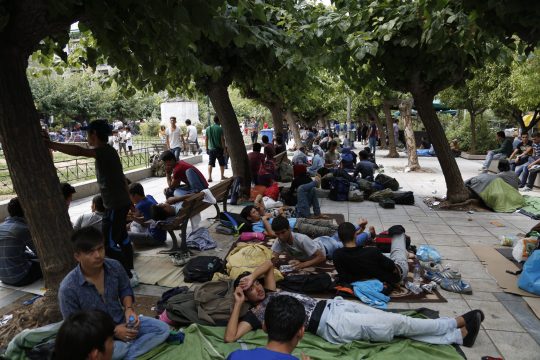 Ξήλωμα στα παγκάκια της πλ. Βικτωρίας και κλειστά κέντρα Μηταράκη στα νησιά