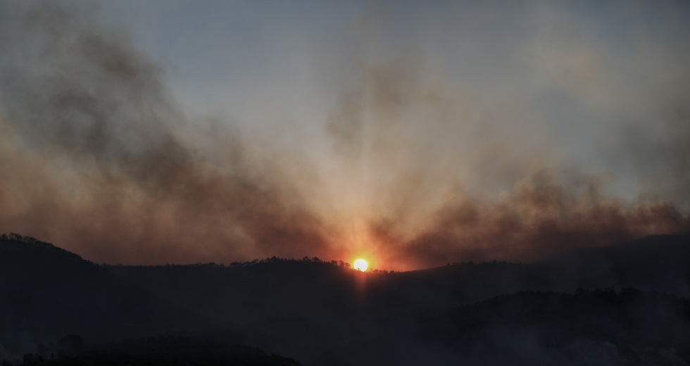Μαίνεται το μεγάλο πύρινο μέτωπο στην Κορινθία με διάσπαρτες εστίες