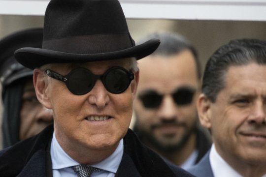 Ο Τραμπ γλίτωσε από τη φυλακή φίλο του που είχε καταδικαστεί για το ρωσικό σκάνδαλο