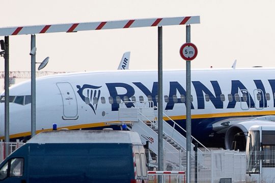 Οι πιλότοι της Ryanair δέχθηκαν 20% μείωση μισθών για να περιοριστούν οι απολύσεις