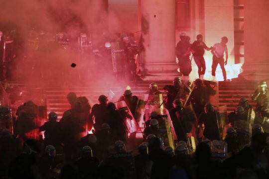 Υπό κράτηση 71 άτομα στη Σερβία μετά την 4η νύχτα επεισοδίων