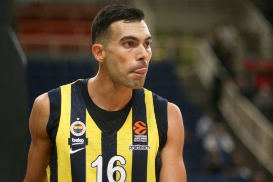 Στην Αθήνα ο Σλούκας που κλείνει στον Ολυμπιακό