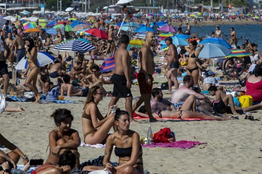 Κατέκλυσαν τις παραλίες της Βαρκελώνης παρά τις συστάσεις των αρχών