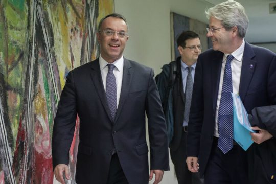 Βαρύς πέλεκυς στα αναδρομικά