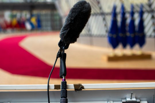 Μάσκες, δώρα και… αγκωνιές: Μια διαφορετική Σύνοδος, ενώ η Ευρώπη «καίγεται»