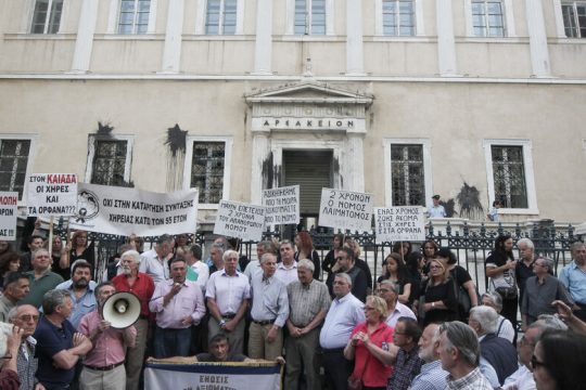 Αναδρομικά για λίγους, αγωνία για πολλούς