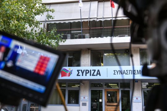 Οργή ΣΥΡΙΖΑ για το «δήθεν συμβάν» και τη «δήθεν αποτροπή σύλληψης κουκουλοφόρου»