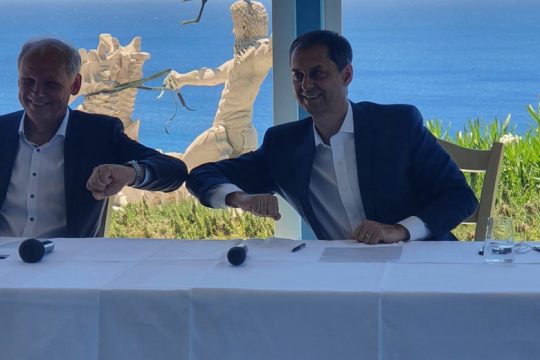 Ο εκβιασμός, το «θάψιμο» και η «υποχώρηση Μητσοτάκη»