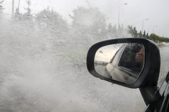 Θεσσαλονίκη: Η θερμοκρασία έπεσε 15 βαθμούς μέσα σε 40 λεπτά στη διάρκεια της καταιγίδας