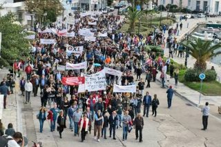 Απόπειρα εκφοβισμού των κατοίκων της Τήνου με εκατό αγωγές