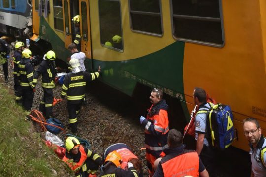 Δύο νεκροί και δεκάδες τραυματίες από σύγκρουση τρένων στην Τσεχία