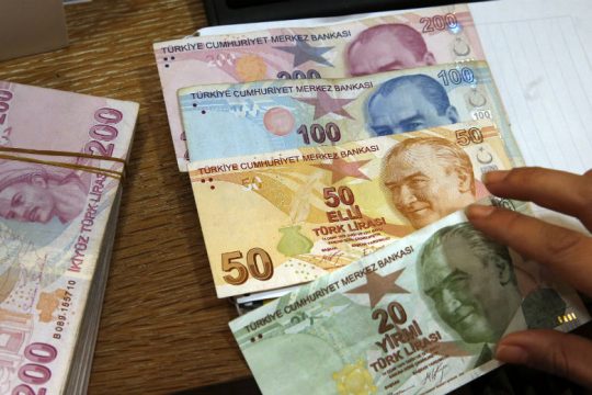 Reuters: Η βουτιά της τουρκικής λίρας θυμίζει την κατάρρευση του 2018