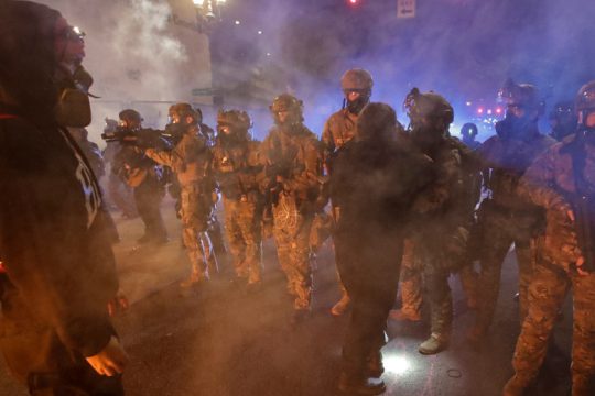 Η οργή δεν υποχωρεί στις ΗΠΑ: Διαδηλώσεις, παρά τις παρακρατικές μεθόδους