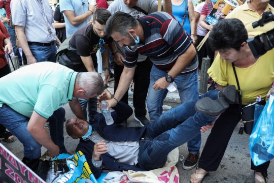 Από τα χειροκροτήματα… στις κλοτσιές και τις σπρωξιές