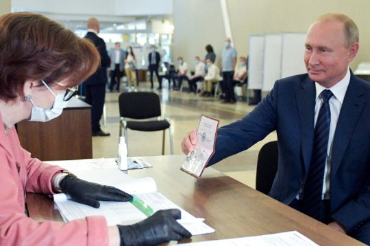 Έκλεισαν οι κάλπες που θα εξασφαλίσουν «αιώνια εξουσία» στον Πούτιν