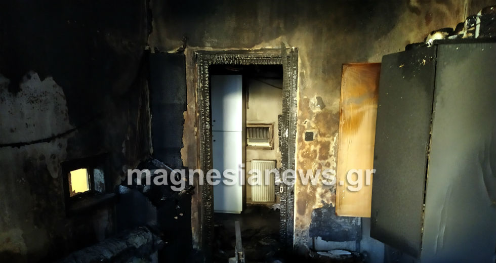 Στις φλόγες το κτίριο της Περιφερειακής Ενότητας Μαγνησίας