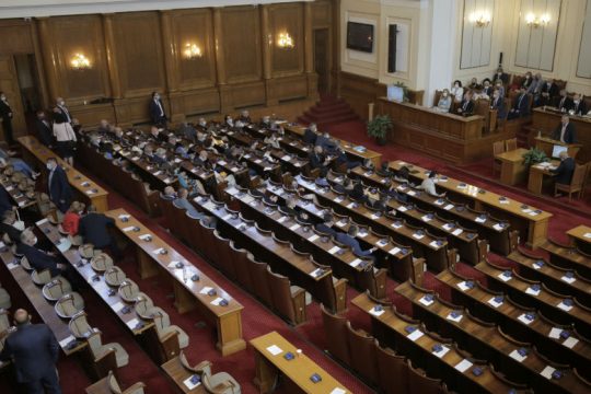 Εγκρίθηκε ο ανασχηματισμός στη Βουλγαρία εν μέσω διαδηλώσεων