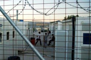 Στα κάγκελα της ΒΙΑΛ προσωπικά δεδομένα εκατοντάδων προσφυγόπουλων