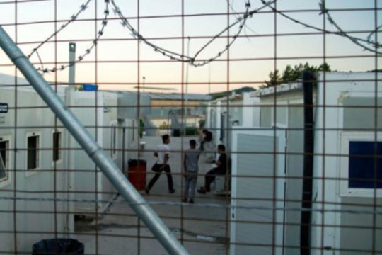 Στα κάγκελα της ΒΙΑΛ προσωπικά δεδομένα εκατοντάδων προσφυγόπουλων