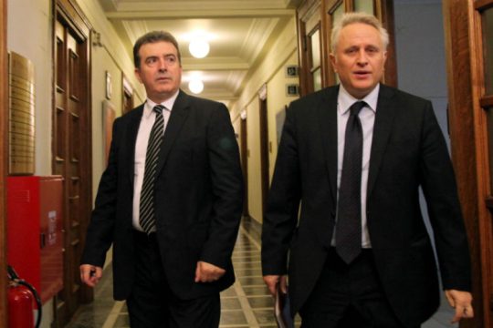 Μονομαχία Χρυσοχοΐδη – Ραγκούση στη Βουλή