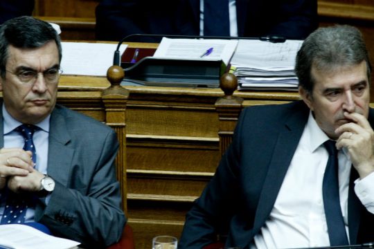 Σφυροκόπημα στην κυβέρνηση για το νομοσχέδιο που περιορίζει τις διαδηλώσεις [Live]