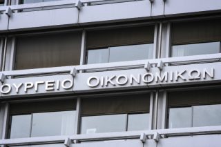 Στεγνώνουν τα κρατικά ταμεία