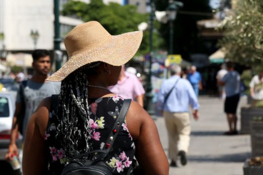 Υψηλές θερμοκρασίες, αλλά και τοπικές βροχές και καταιγίδες