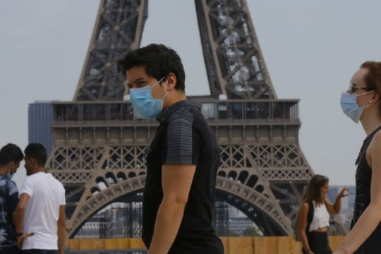 Δεν αποκλείει  νέο «λουκέτο» ο Μακρόν λόγω ρεκόρ κρουσμάτων