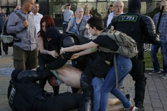Χιλιάδες συλλήψεις και τραυματισμοί διαδηλωτών στη Λευκορωσία